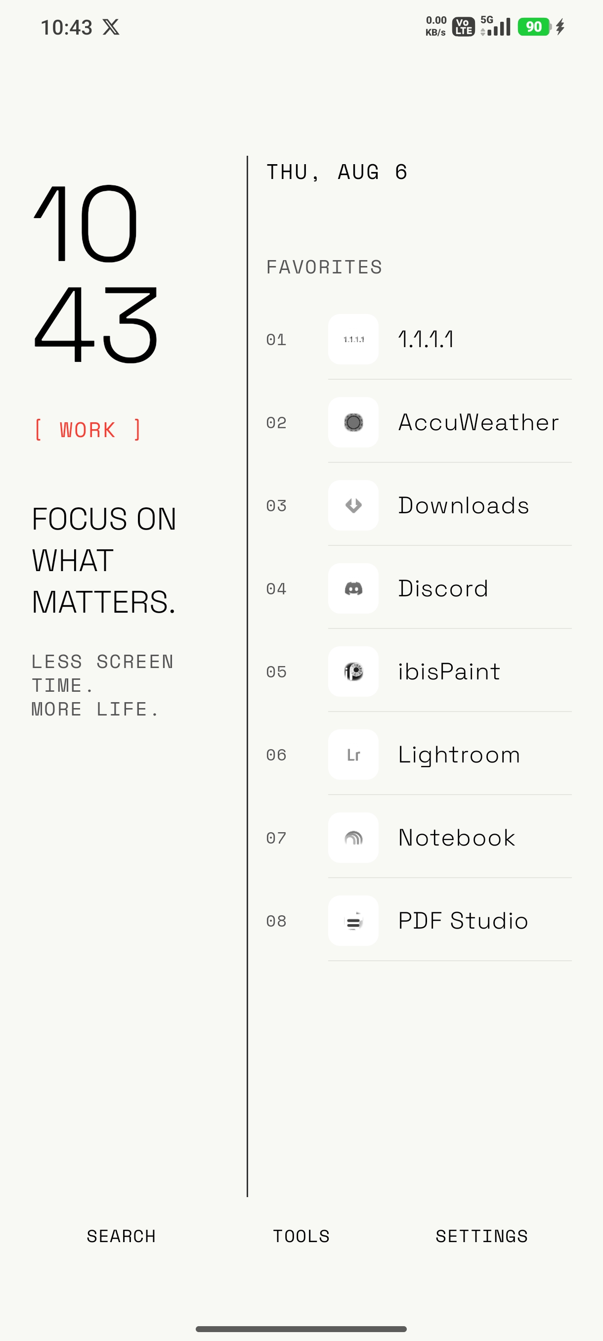 Minimalistic launcher in light mode with a large clock and an ordered favorites list